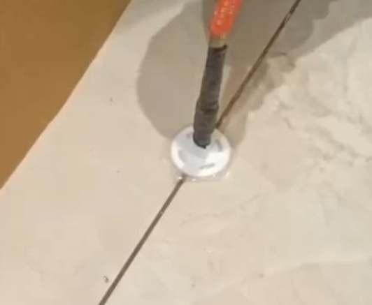 方正瓷砖空鼓维修公司专业解答瓷砖在铺贴过程中，如果没有涂抹均匀到位的粘结材料（如水泥砂浆或瓷砖胶），可能会导致以下问题