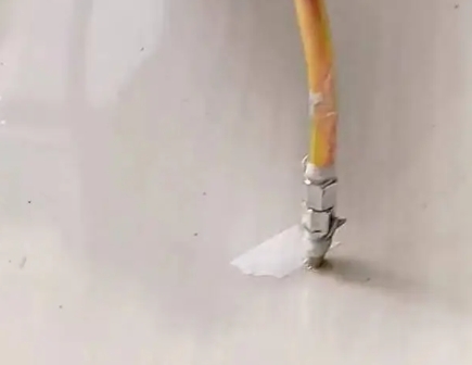 方正瓷砖空鼓维修公司专业解答在瓷砖铺贴过程中，如果使用的砂料过粗（如全部使用了粗砂），可能会导致以下问题