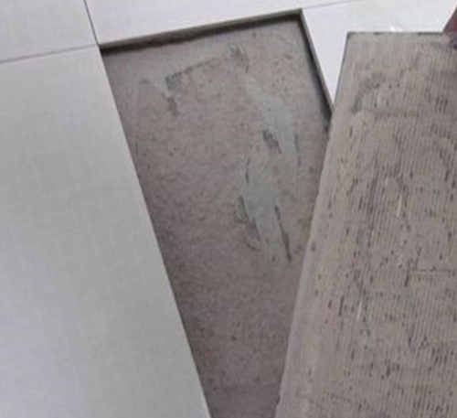 方正瓷砖空鼓维修公司分享瓷砖铺贴时如果打浆（即涂抹在瓷砖背面和基层上的砂浆或瓷砖胶）过少，会带来以下问题